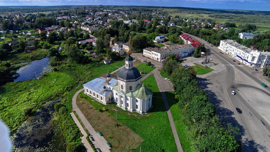 Вязьма. Церковь Рождества Пресвятой Богородицы. общий вид в ландшафте