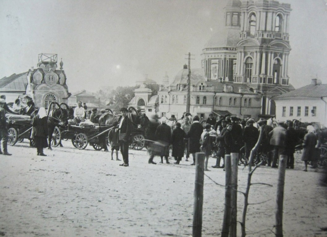 Церковь Рождества Пресвятой Богородицы, Вязьма (Вяземский район, Смоленская область). архивная фотография, колокольню ещё не разобрали и часовня цела.