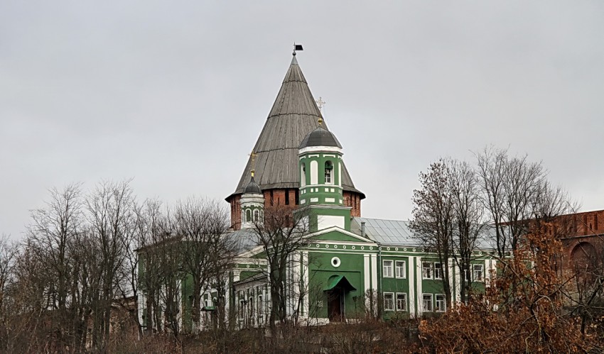 Смоленск. Церковь Покрова Пресвятой Богородицы при Духовной семинарии. общий вид в ландшафте