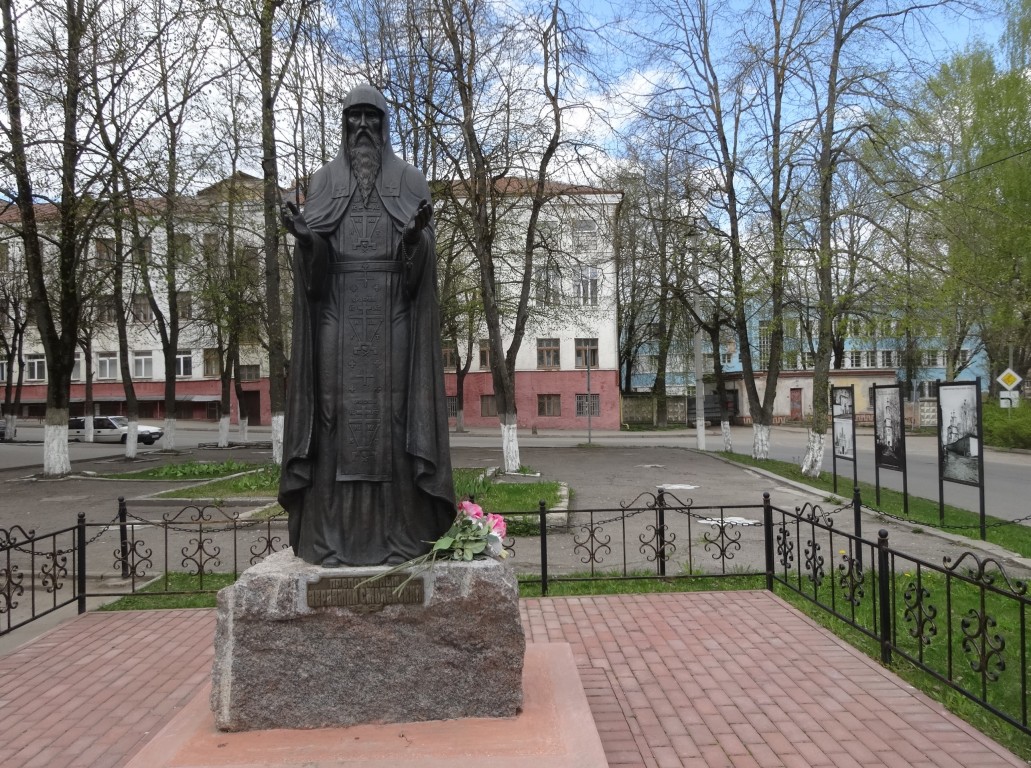 Авраамиев монастырь, Смоленск (Смоленск, город, Смоленская область). дополнительная информация, памятник Авраамию Смоленскому