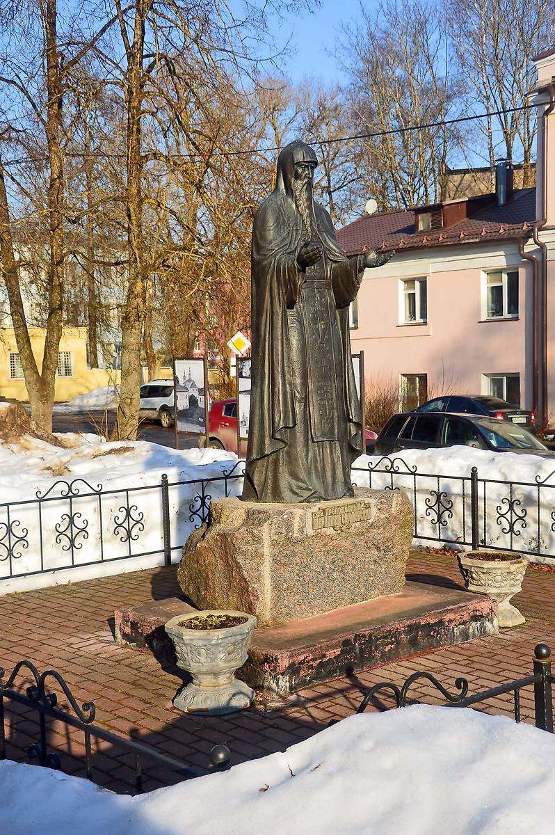 Памятник Авраамию Болдинскому на территории обители., дополнительная информация. Авраамиев монастырь, Смоленск (Смоленск, город, Смоленская область)