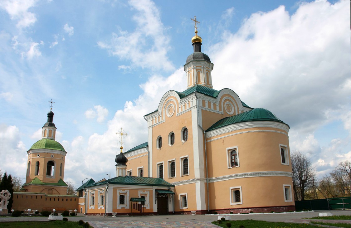 Смоленск. Троицкий монастырь. фасады, Колокольня и Троицкий собор. Вид с юго-востока