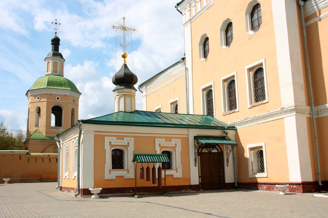 Троицкий монастырь, Смоленск (Смоленск, город, Смоленская область). архитектурные детали, Южный придел Троицкого собора и Колокольня