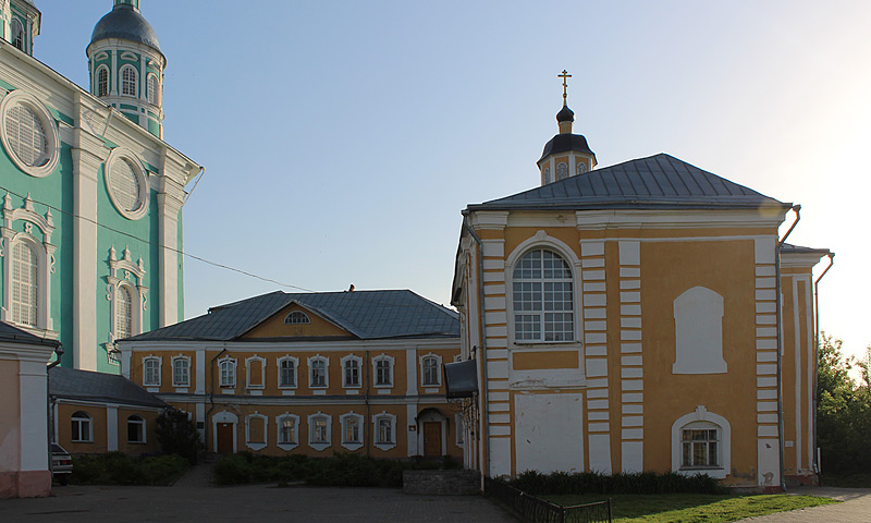 Церковь Иоанна Предтечи на Соборном дворе, Смоленск (Смоленск, город, Смоленская область). фасады, Вид с юга. Слева здание старой консистории и старых митрополичьих палат (в настоящее время - Смоленское межъепархиальное училище)
