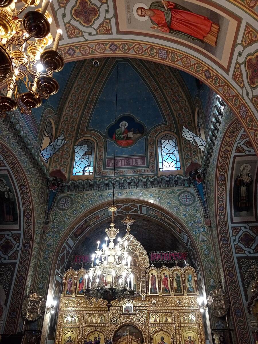 Собор Александра Невского, Ялта (Ялта, город, Республика Крым). интерьер и убранство, Вид на иконостас и росписи храма