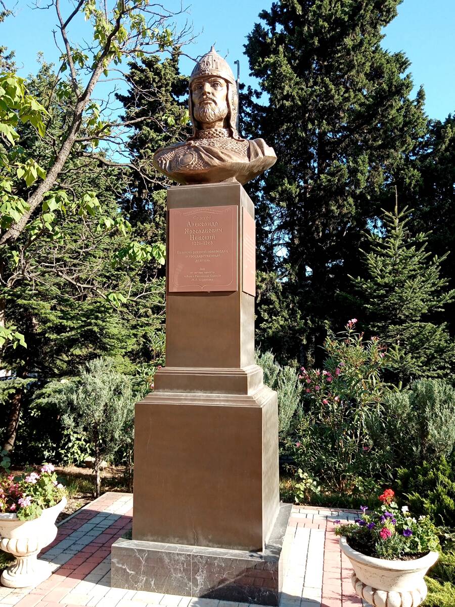 Собор Александра Невского, Ялта (Ялта, город, Республика Крым). дополнительная информация, Бюст св. князя Александра Невского на территории храма