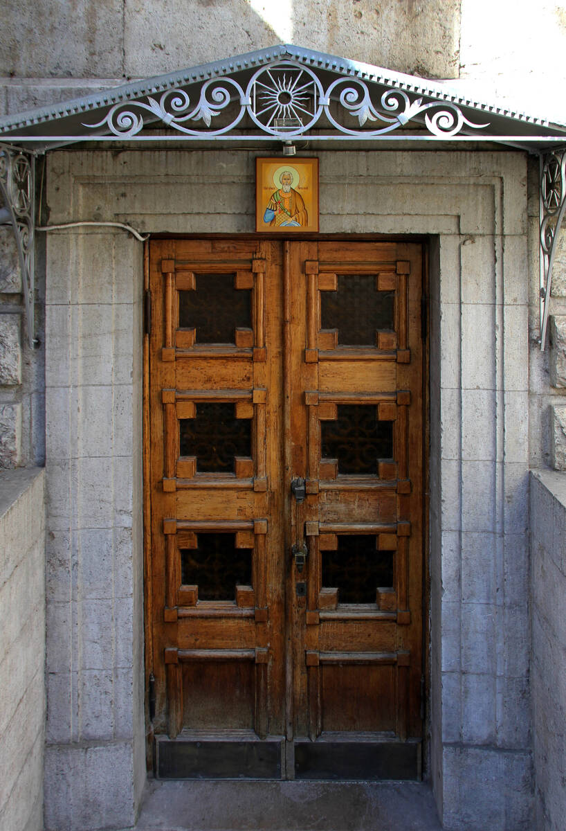 Собор Александра Невского, Ялта (Ялта, город, Республика Крым). архитектурные детали, Вход в нижний храм.