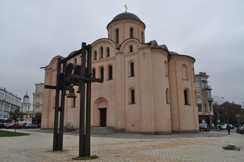 Киев. Церковь Успения Пресвятой Богородицы на Подоле (новая). общий вид в ландшафте