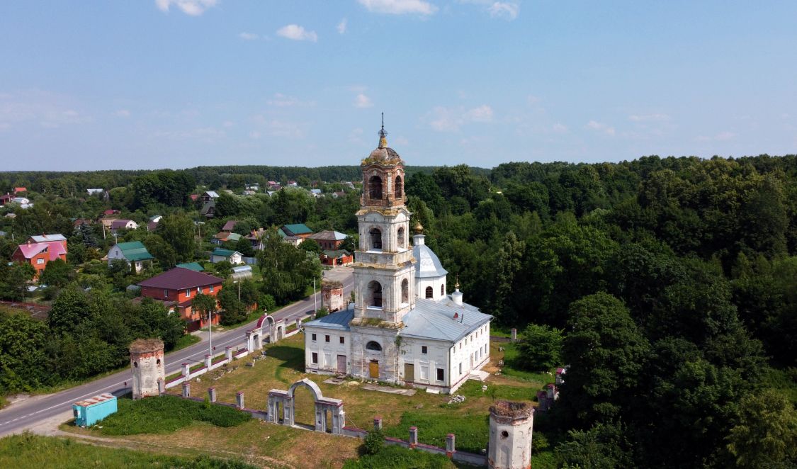 Церковь Троицы Живоначальной, Троицкое-Лобаново (Ступинский городской округ, Московская область). общий вид в ландшафте