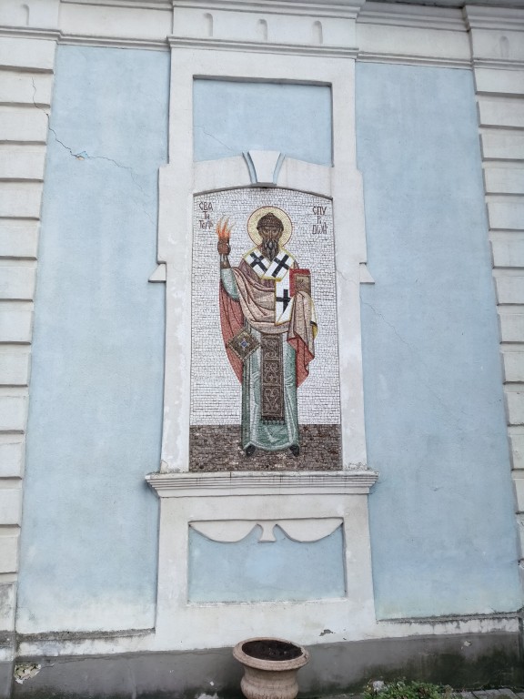 Церковь Покрова Пресвятой Богородицы, Перхушково (Одинцовский городской округ и ЗАТО Власиха, Краснознаменск, Московская область). дополнительная информация, Святитель Спиридон, мозаичный образ на фасаде