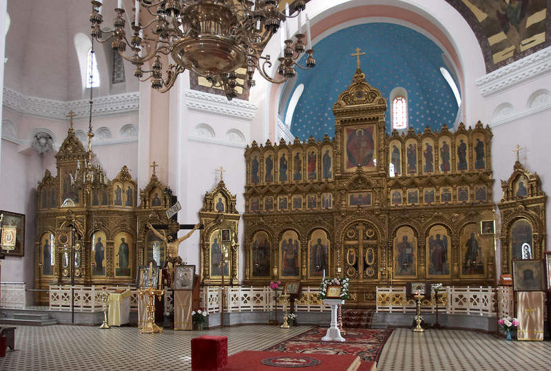 Кафедральный собор Воскресения Христова, Нарва (Ида-Вирумаа, Эстония). интерьер и убранство, Центральный и левый придел во имя свт. Николая