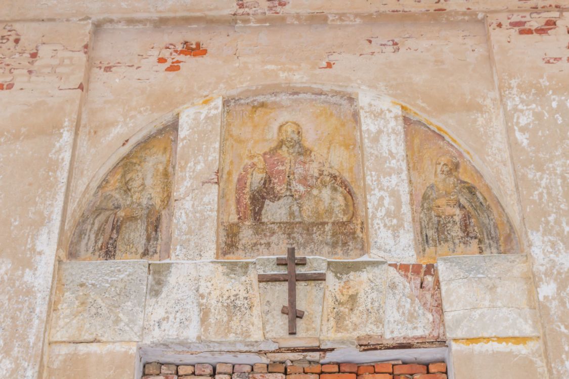 Толмачи. Церковь Богоявления Господня. архитектурные детали, Фрезка над западным входом