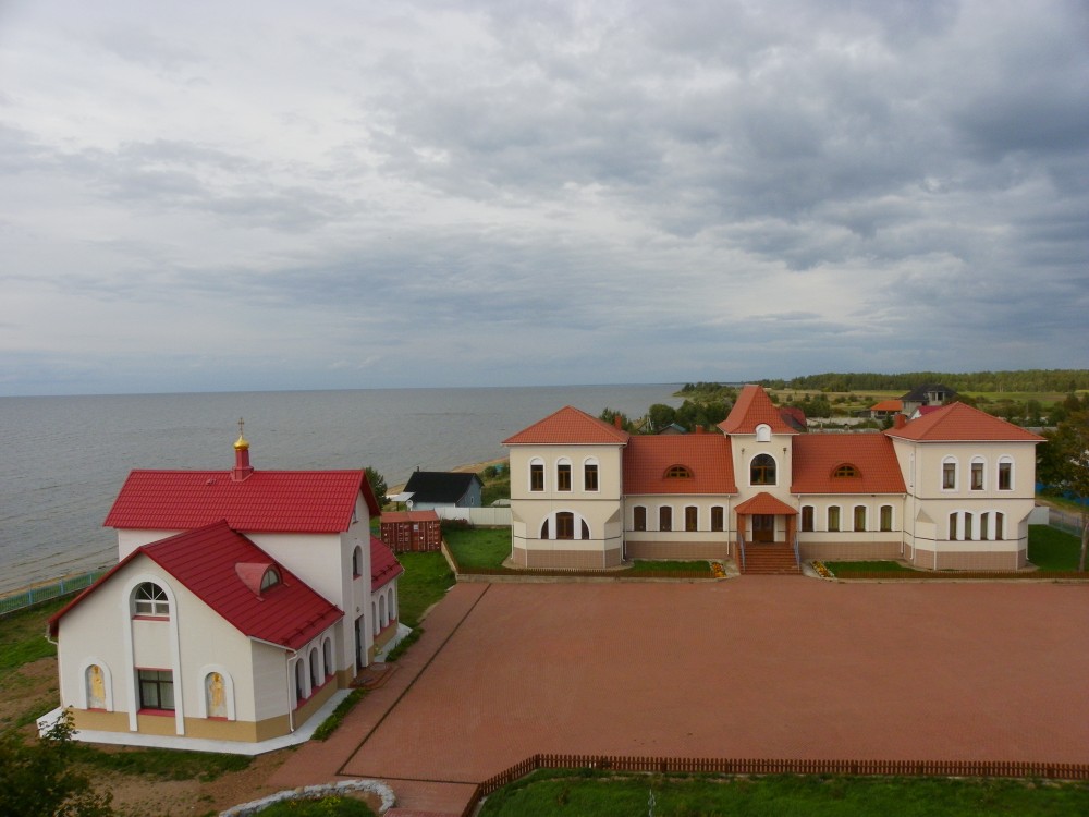 Церковь Петра и Павла, Ветвеник (Гдовский район, Псковская область). дополнительная информация, Церковный двор со школой
