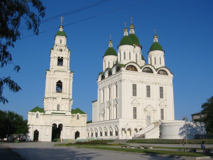 Астрахань. Кремль. Кафедральный собор Успения Пресвятой Богородицы с Пречистенской надвратной колокольней. фасады