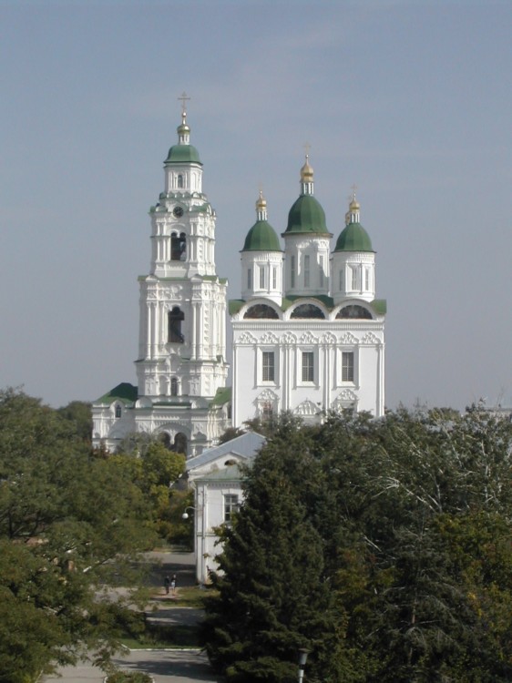 Астрахань. Кремль. Кафедральный собор Успения Пресвятой Богородицы с Пречистенской надвратной колокольней. архитектурные детали