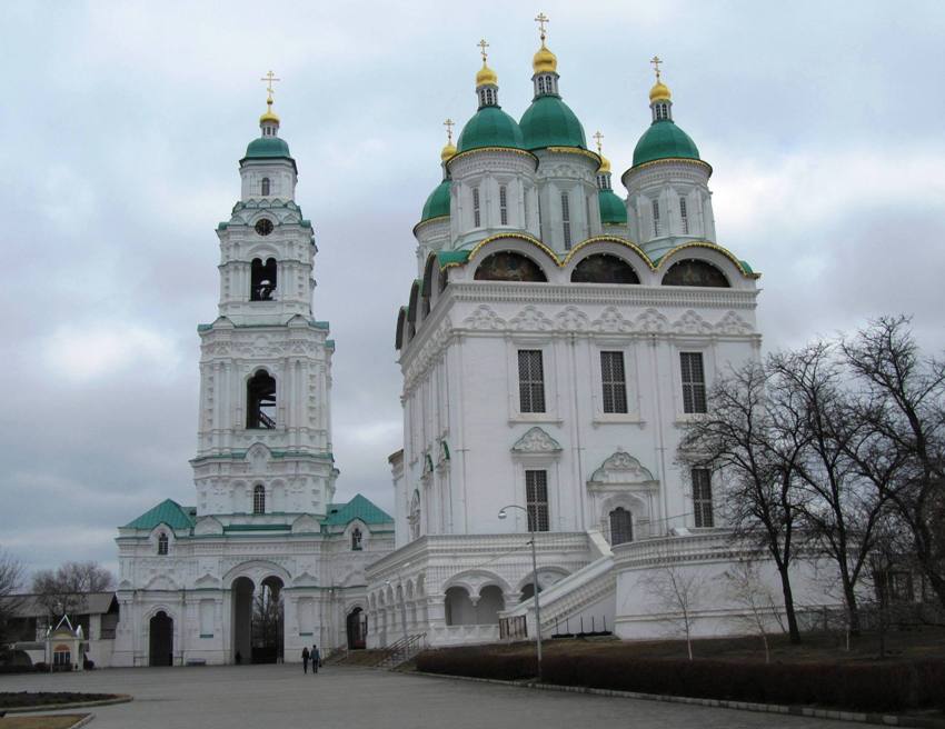 Астрахань. Кремль. Кафедральный собор Успения Пресвятой Богородицы с Пречистенской надвратной колокольней. фасады, вид с запада