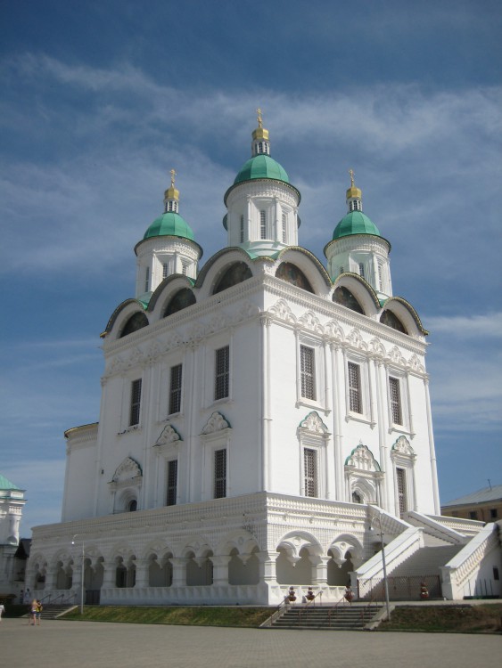 Астрахань. Кремль. Кафедральный собор Успения Пресвятой Богородицы с Пречистенской надвратной колокольней. фасады