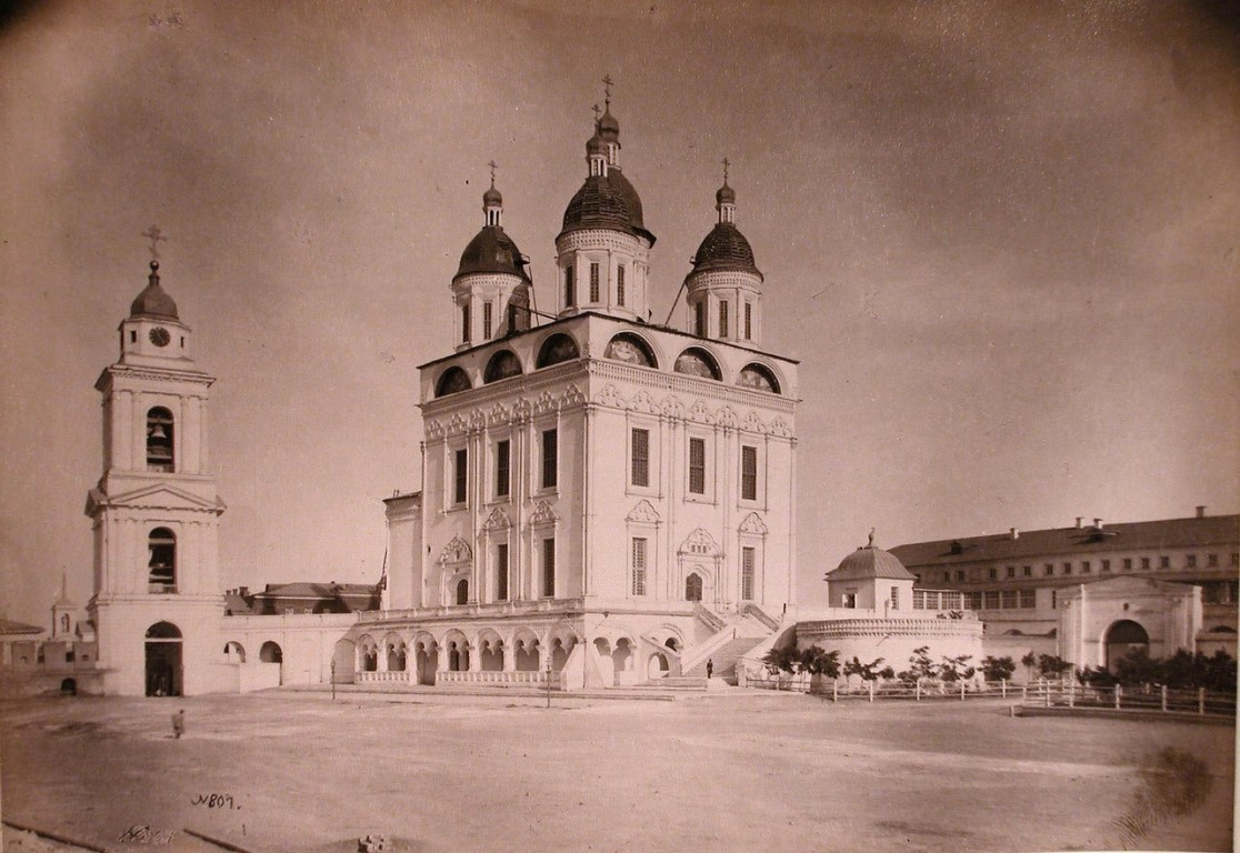 Астрахань. Кремль. Кафедральный собор Успения Пресвятой Богородицы с Пречистенской надвратной колокольней. архивная фотография, Фото с сайта http://andcvet.narod.ru