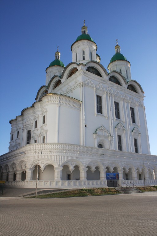 Астрахань. Кремль. Кафедральный собор Успения Пресвятой Богородицы с Пречистенской надвратной колокольней. фасады