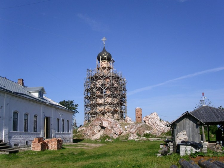 Каменный, остров. Спасо-Каменный Преображенский монастырь. фасады, Слева - 