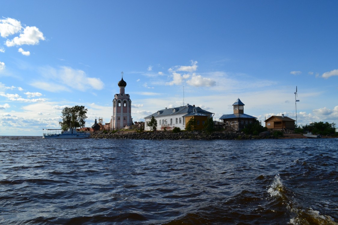 Каменный, остров. Спасо-Каменный Преображенский монастырь. общий вид в ландшафте