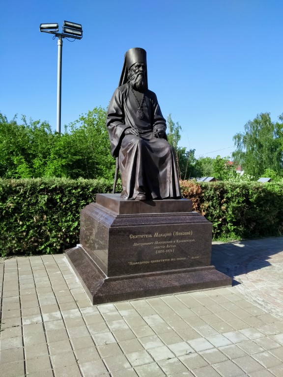 Церковь Казанской иконы Божией Матери, Котельники (Люберецкий городской округ, гг. Лыткарино, Котельники, Московская область). дополнительная информация, памятник митрополиту Московскому и Коломенскому Макарию (Невскому) у храма