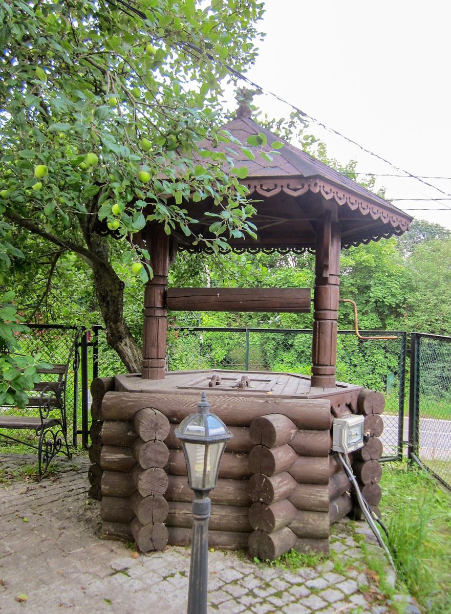 Церковь Николая Чудотворца, Федоскино (Мытищинский городской округ и гг. Долгопрудный, Лобня, Московская область). дополнительная информация, Колодец у храма