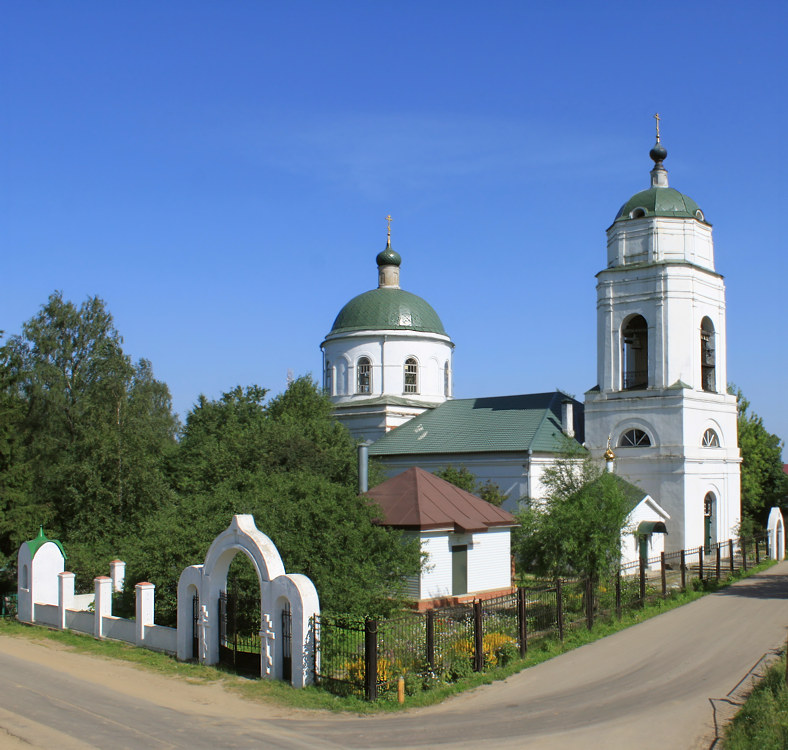 Церковь Троицы Живоначальной, Троице-Сельцо (Мытищинский городской округ и гг. Долгопрудный, Лобня, Московская область). общий вид в ландшафте