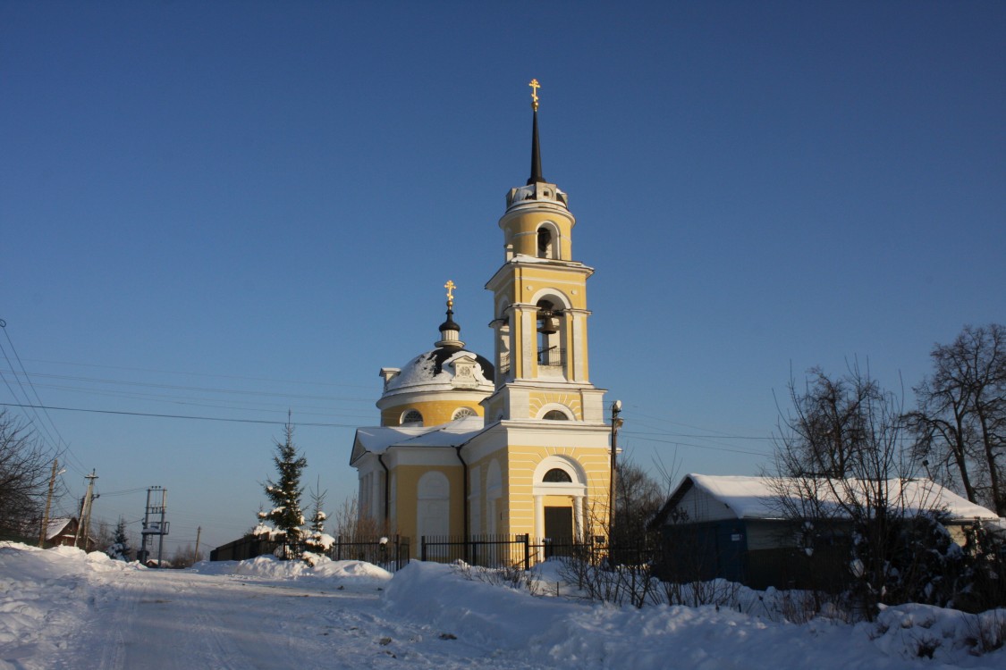 Яхрома (Андреевское). Церковь Покрова Пресвятой Богородицы. общий вид в ландшафте