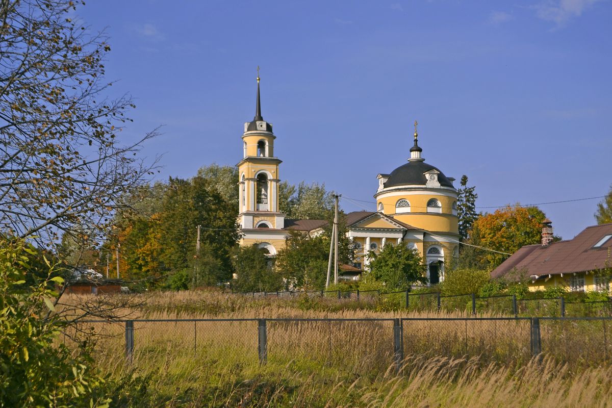 Церковь Покрова Пресвятой Богородицы, Яхрома (Андреевское) (Дмитровский городской округ, Московская область). общий вид в ландшафте