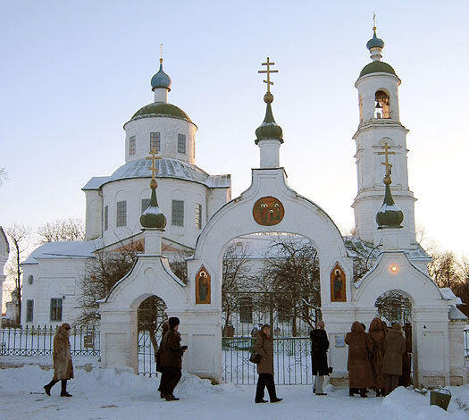 Церковь Введения во Храм Пресвятой Богородицы, Спирово (Волоколамский городской округ, Московская область). фасады, Вид с юга. Церковь с колокольней и ворота ограды.