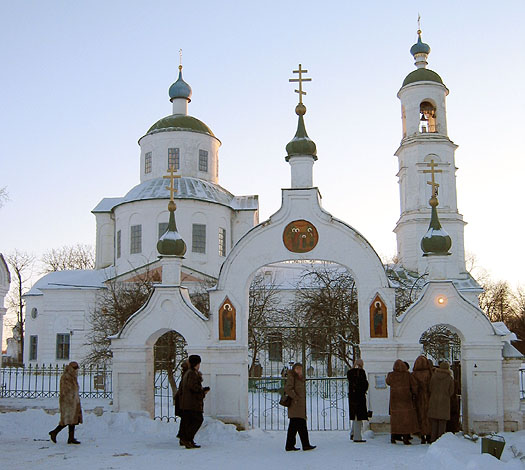 Спирово. Церковь Введения во Храм Пресвятой Богородицы. фасады, Вид с юга. Церковь с колокольней и ворота ограды.