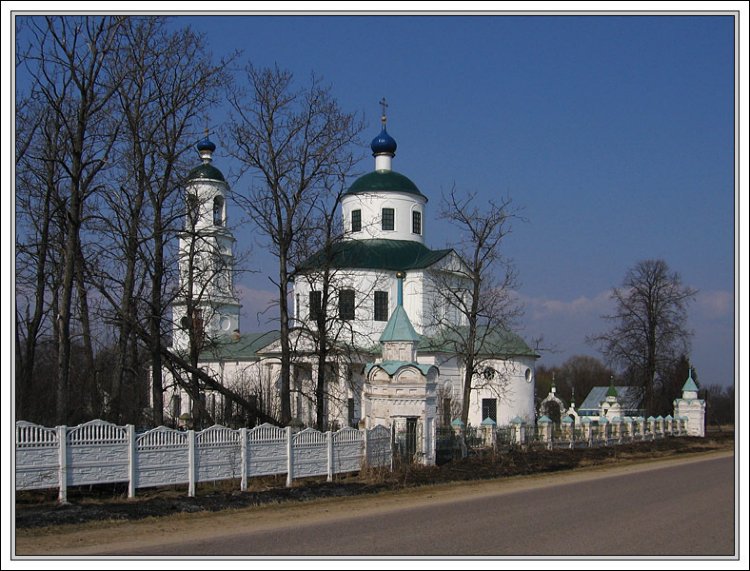 Церковь Введения во Храм Пресвятой Богородицы, Спирово (Волоколамский городской округ, Московская область). общий вид в ландшафте