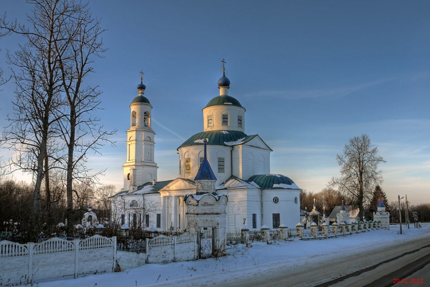 Церковь Введения во Храм Пресвятой Богородицы, Спирово (Волоколамский городской округ, Московская область). общий вид в ландшафте