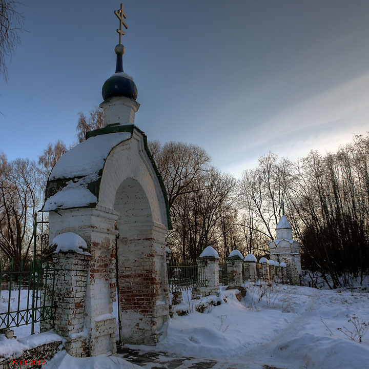 Церковь Введения во Храм Пресвятой Богородицы, Спирово (Волоколамский городской округ, Московская область). дополнительная информация, Ворота западные