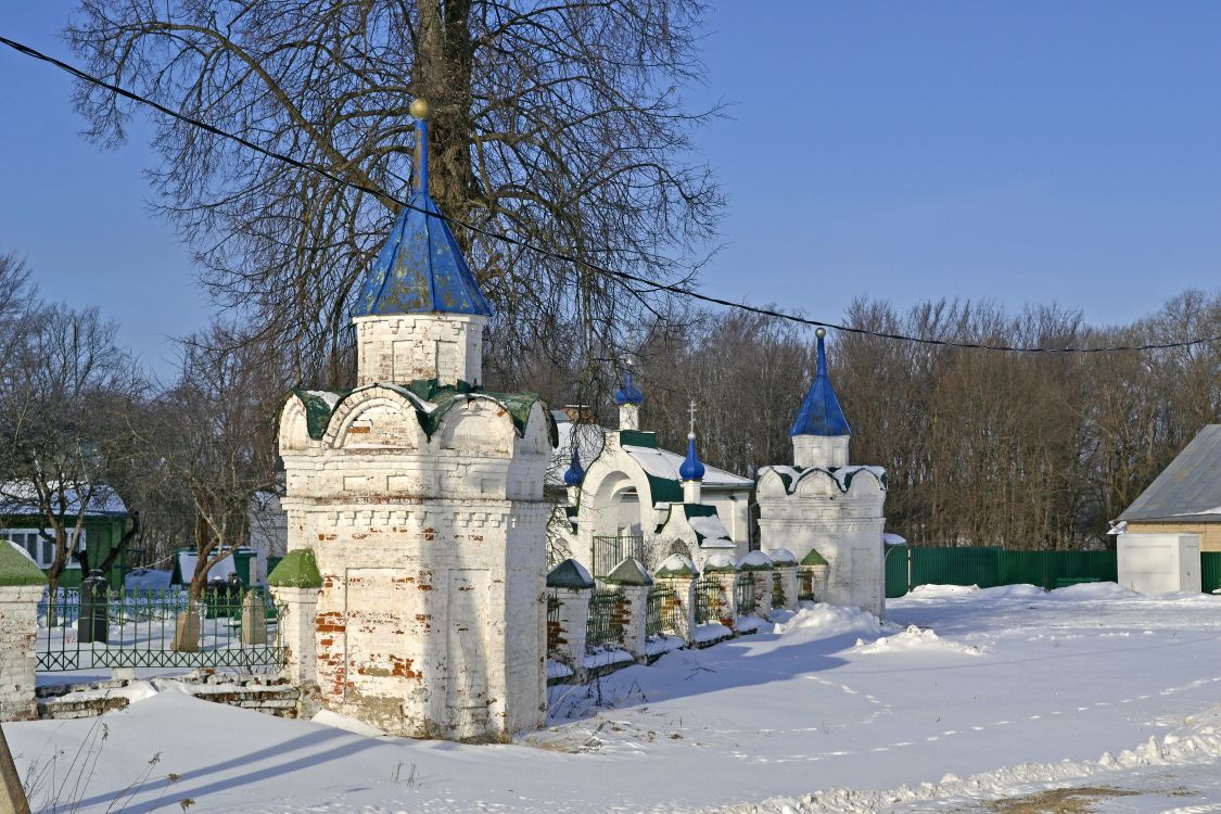 Спирово. Церковь Введения во Храм Пресвятой Богородицы. художественные фотографии, Церковная ограда