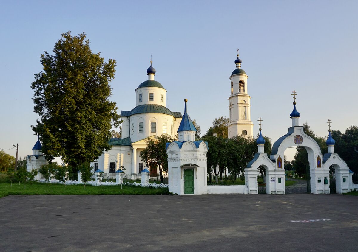 Церковь Введения во Храм Пресвятой Богородицы, Спирово (Волоколамский городской округ, Московская область). общий вид в ландшафте