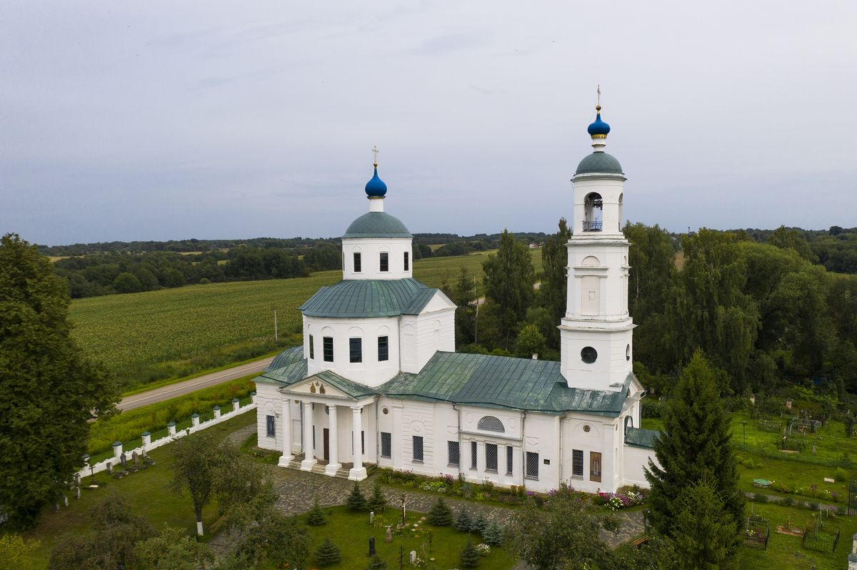 общий вид в ландшафте. Церковь Введения во Храм Пресвятой Богородицы, Спирово (Волоколамский городской округ, Московская область)