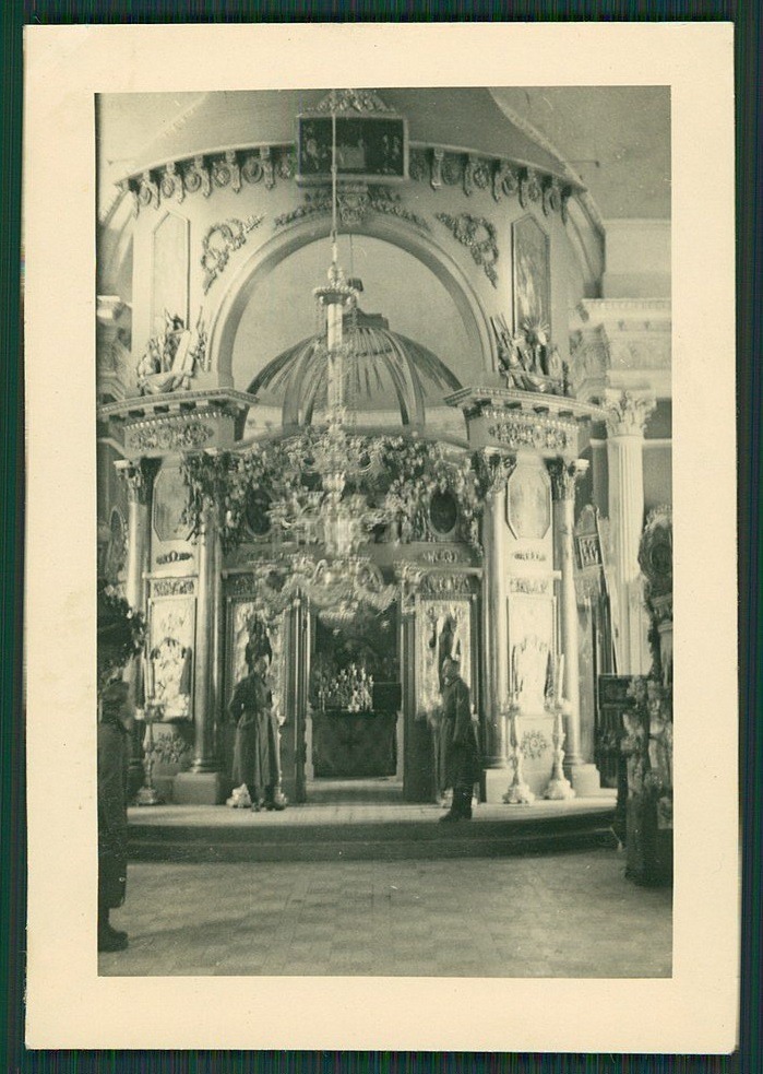 Внутри храма. Фото 1942 г. с аукциона e-bay.de, архивная фотография. Церковь Казанской иконы Божией Матери при усадьбе Чернышёвых, Ярополец (Волоколамский городской округ, Московская область)