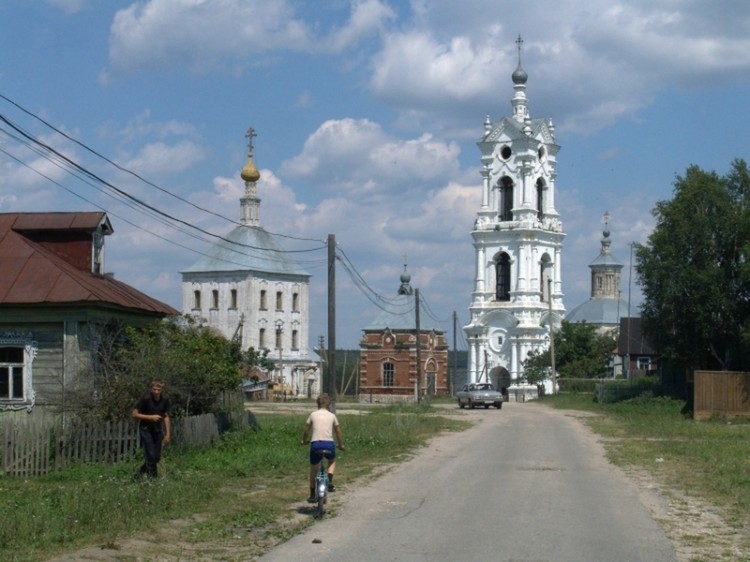 Погост. Храмовый комплекс. Церкви Николая Чудотворца и Спаса Преображения. общий вид в ландшафте