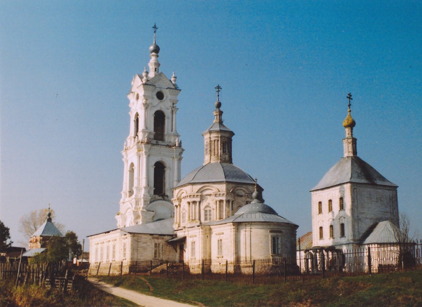 Погост. Храмовый комплекс. Церкви Николая Чудотворца и Спаса Преображения. общий вид в ландшафте