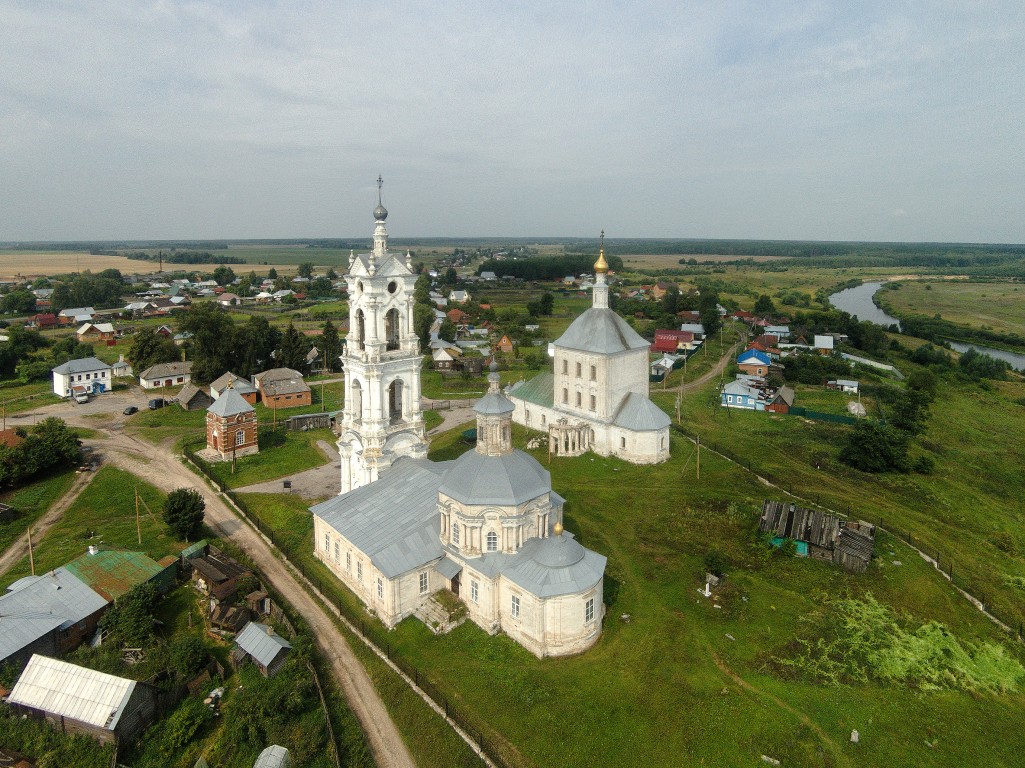 Погост. Храмовый комплекс. Церкви Николая Чудотворца и Спаса Преображения. общий вид в ландшафте