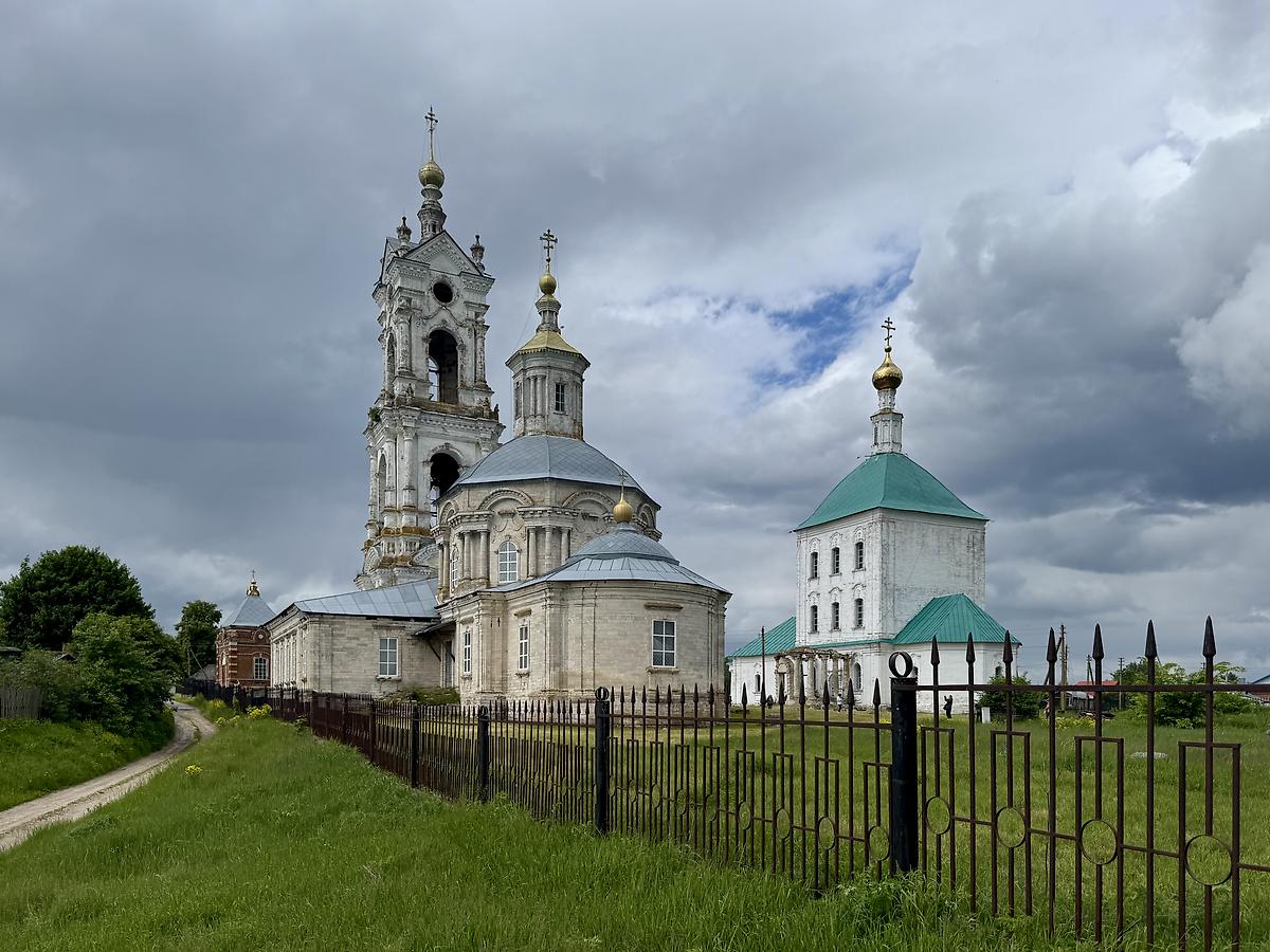Вид с востока от ограды, фасады. Храмовый комплекс Гусевского погоста, Погост (Касимовский район и г. Касимов, Рязанская область)