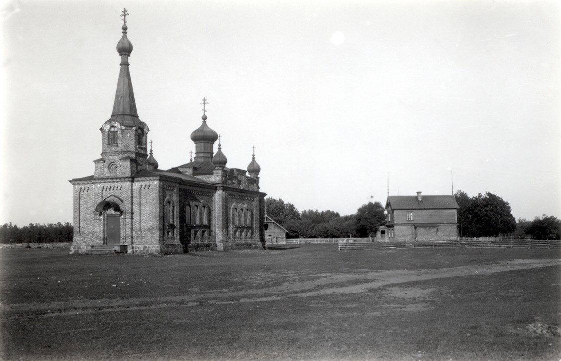 Церковь Воскресения Христова, Хулло (Ляэнемаа, Эстония). архивная фотография, Источник: http://www.maria-magdaleena.net/vaikelahtru/wp-content/uploads/2008/09/Vormsi-2-XX-A.jpg