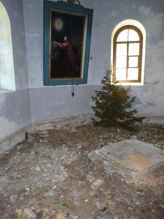 Церковь Рождества Пресвятой Богородицы, Куристе (Хийумаа, Эстония). интерьер и убранство, Ремонт в алтаре, Престол временно на амвоне, перед Царскими вратами.