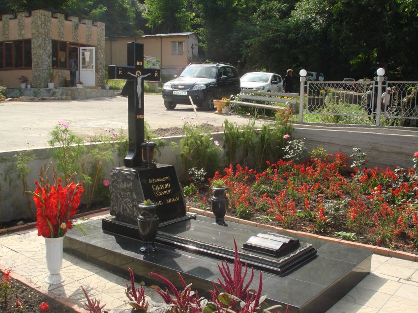 Успенский Второафонский монастырь, Лермонтов (Лермонтов, город, Ставропольский край). дополнительная информация, Подворье монастыря. Могила настоятеля монастыря Архимандрита Силуана (Хараим).
На заднем плане церковная лавка и домик пасечника (пасека)