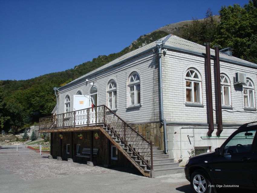 Успенский Второафонский монастырь, Лермонтов (Лермонтов, город, Ставропольский край). архитектурные детали, Новое оформление фасада административного корпуса. Здесь же расположена трапезная и библиотека