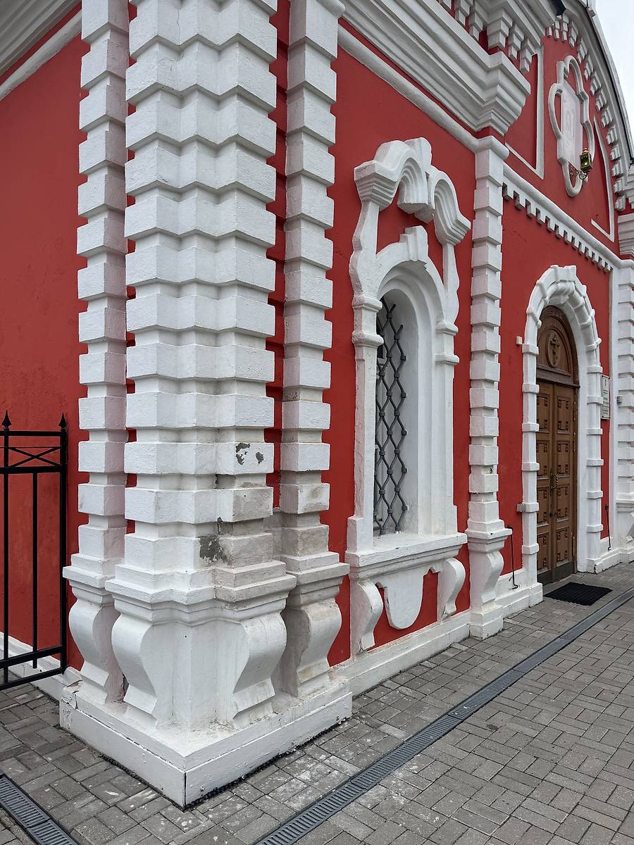 Рустованный угол притвора, архитектурные детали. Церковь Петра и Павла в Новинках, Вологда (Вологда, город, Вологодская область)