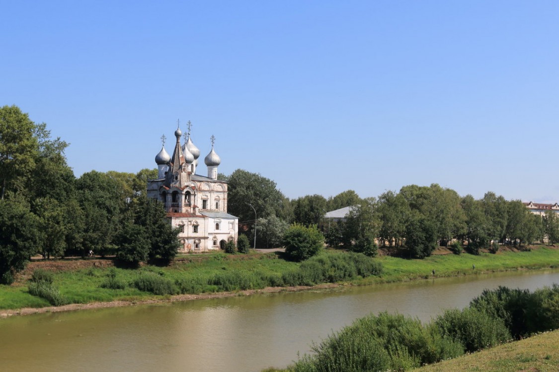 Вологда. Церковь Иоанна Златоуста (Мироносицкая). общий вид в ландшафте