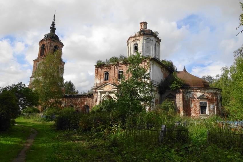Прилуки. Церковь Николая Чудотворца на Валухе. общий вид в ландшафте